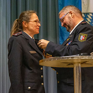 Pamela Hollerbach mit der goldenen Ehrennadel des Kreisfeuerwehrverbandes ausgezeichnet