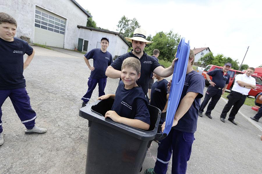 Dreiländertreffen Kind in mülltonne