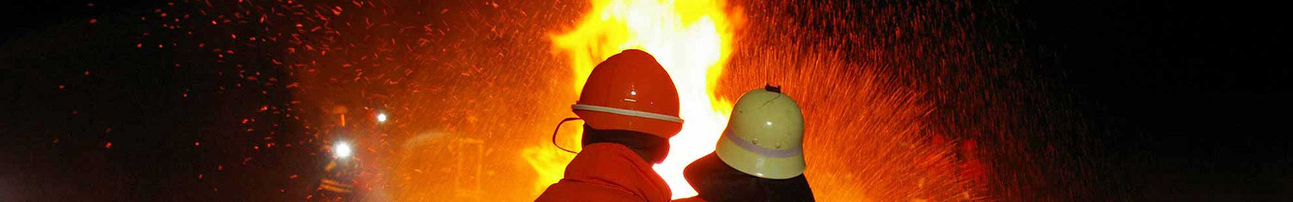 Symbolbild Jugendfeuerwehr – Jugendliche löschen Feuer