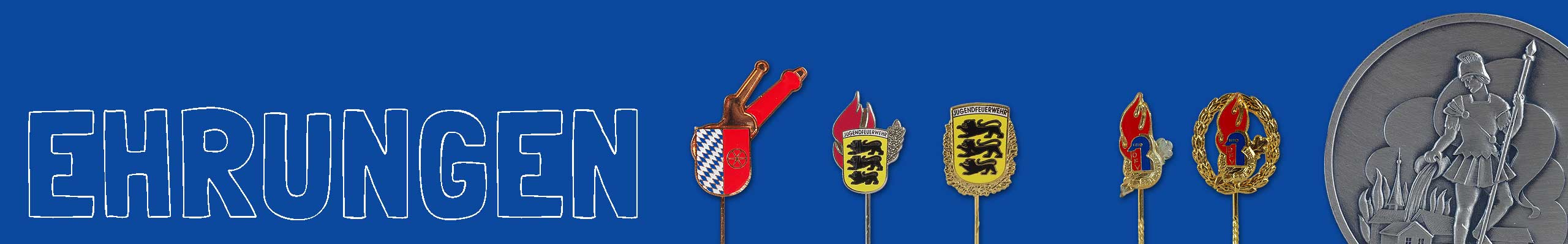 Die verschiedenen Ehrennadeln: die Ehrennadel der Jugendfeuerwehr Neckar-Odenwald-Kreis, der Jugendfeuerwehr Baden-Württemberg und der Deutschen Jugendfeuerwehr.