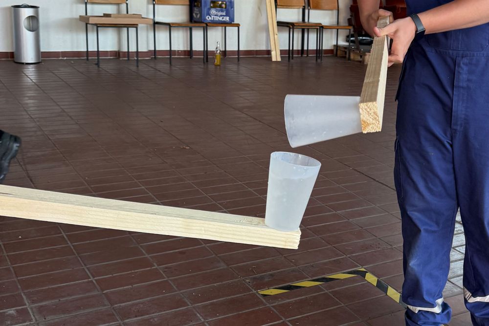 Jugendliche beim Spiel "Hoch die Tassen äh Becher"
