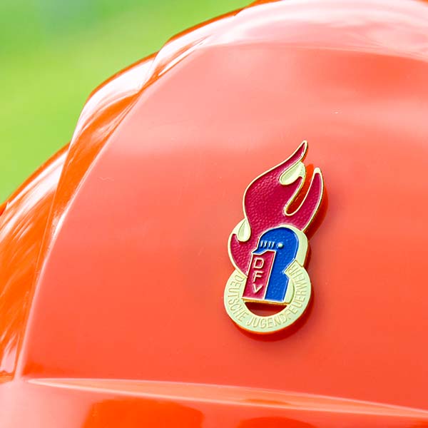 Unser Symbolbild zeigt einen Ausschnitt eines Jugendfeuerwehrhelmes mit dem Signet der Deutschen Jugendfeuerwehr