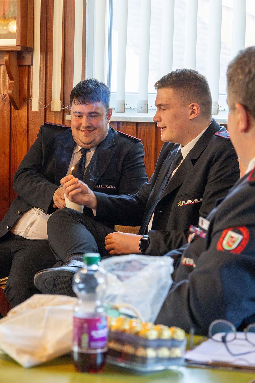 Jemand redet was mit einem Streichholz in der Hand