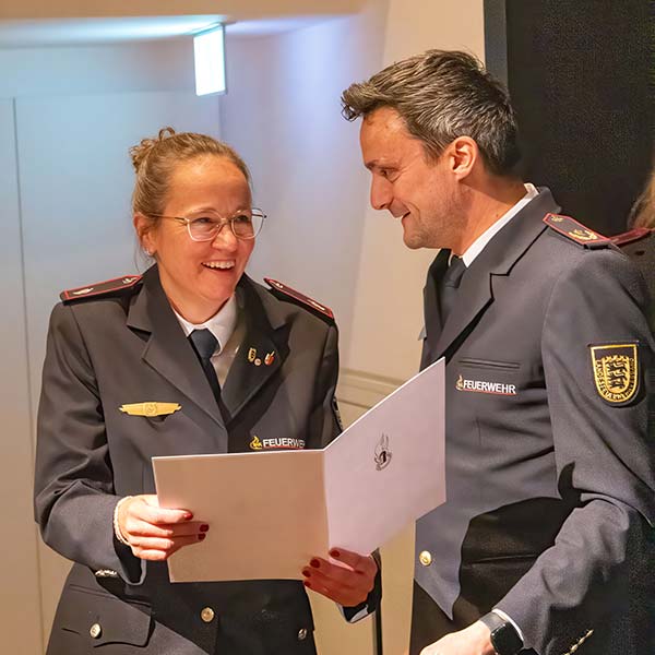 Pamela Hollerbach wird von Timo Kraft mit der Ehrennadel der DJF in Gold ausgezeichnet