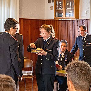 Pamela verleiht Ferrero Rocher an die ausgebildeten JGL